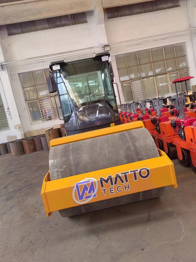 vibratory roller 5.5 tons OKR-6T-01_800W
